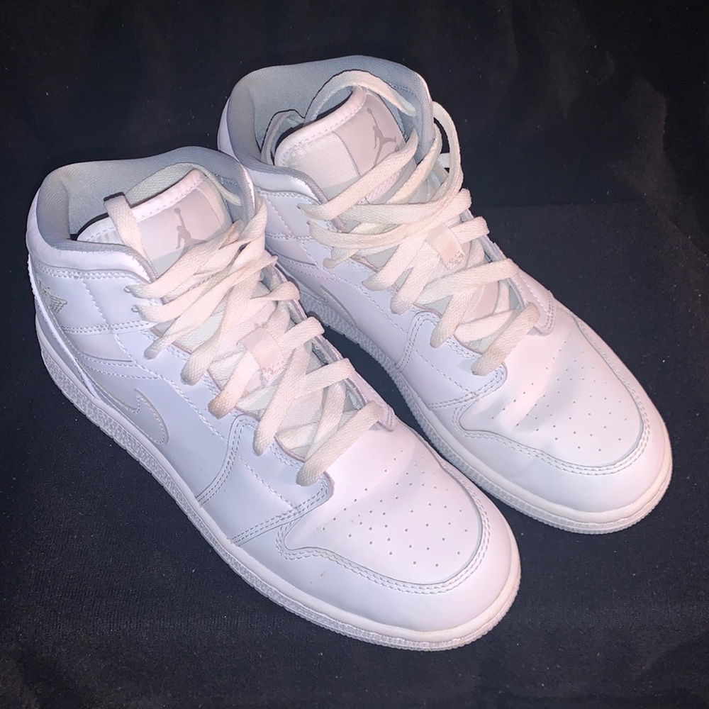 COPY - 💥WHITE NIKE AIR JORDAN 1 MID SNEAKERS💥